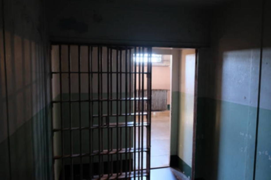 Dos internos fueron trasladados a juzgados para enfrentar nuevos cargos por la tenencia de objetos prohibidos dentro de la celda. (Foto ilustrativa: istock)
