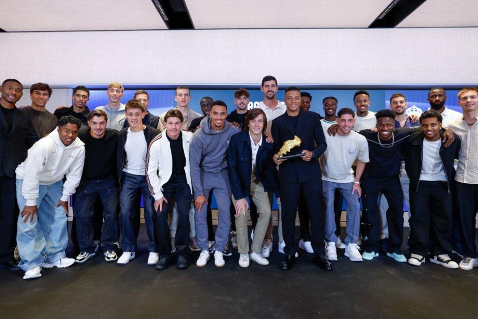 Lució el galardón individual junto a todos sus compañeros madridistas. (FOTO: RMA)