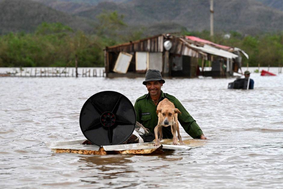 Un hombre rescató a su perro tras las severas inundaciones en Cuba. (Foto: redes sociales)