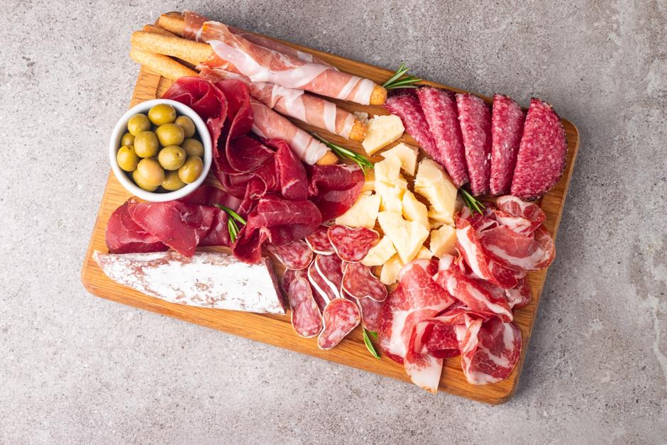 Una tabla común de charcutería, además de carnes y embutidos, incluye quesos. (Foto:&nbsp;Shutterstock)