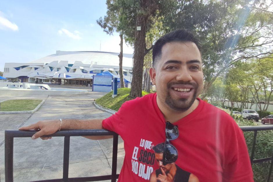 Óscar Méndez viajó desde México y fue el primero en llegar al Teatro Nacional para apreciar el concierto de Ricardo Arjona. (Foto: José Luis Pos/Nuestro Diario)