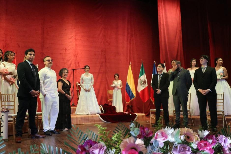 Los escritores laureados reciben los certificados que los acreditan como ganadores. (Foto: Archivo)