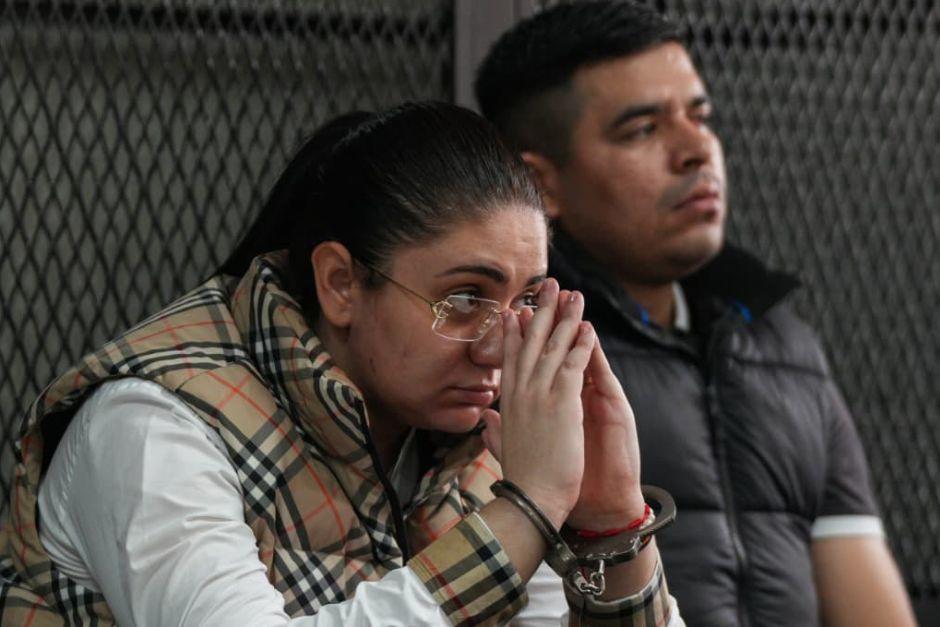 María Fernanda Bonilla escucha el audio, presentado por el MP durante la audiencia, en el que se escucha a Melissa Palacios suplicar, supuestamente, a la acusada.&nbsp;(Foto: Wilder López/Soy502)