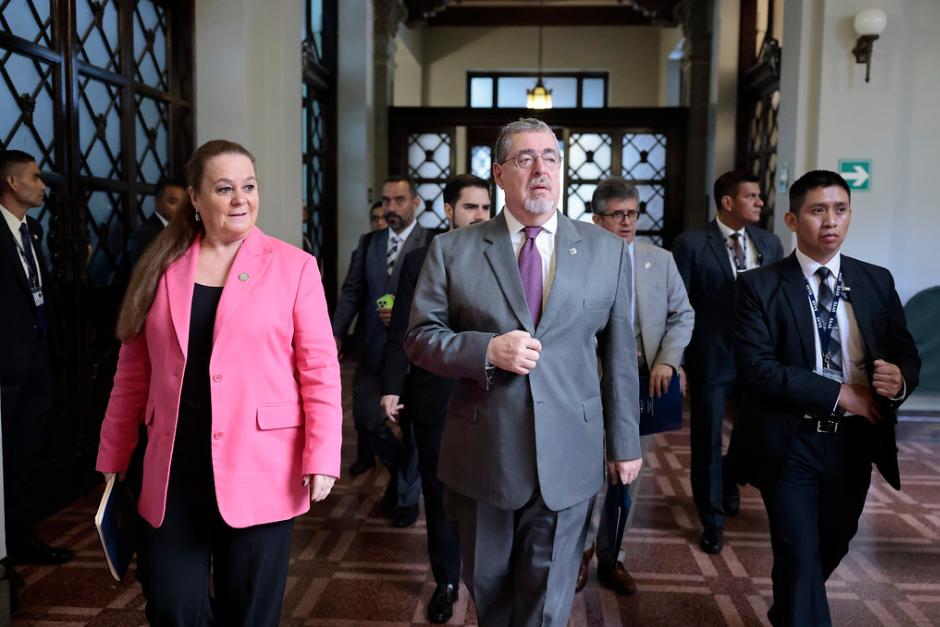 El presidente Arévalo junto a algunos ministros, expuso el contenido del proyecto de presupuesto estimado para 2026. (Foto: SCSPR/Soy502)