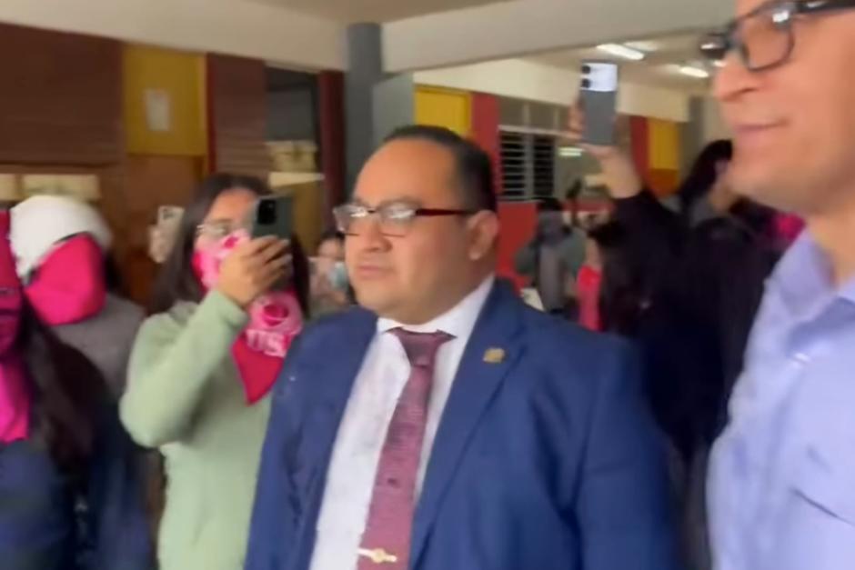 Berner Garc&iacute;a intent&oacute; tomar posesi&oacute;n como director de la Escuela de Psicolog&iacute;a de la Usac el pasado 11 de agosto, pero estudiantes se lo impidieron. (Foto: Archivo/Soy502)