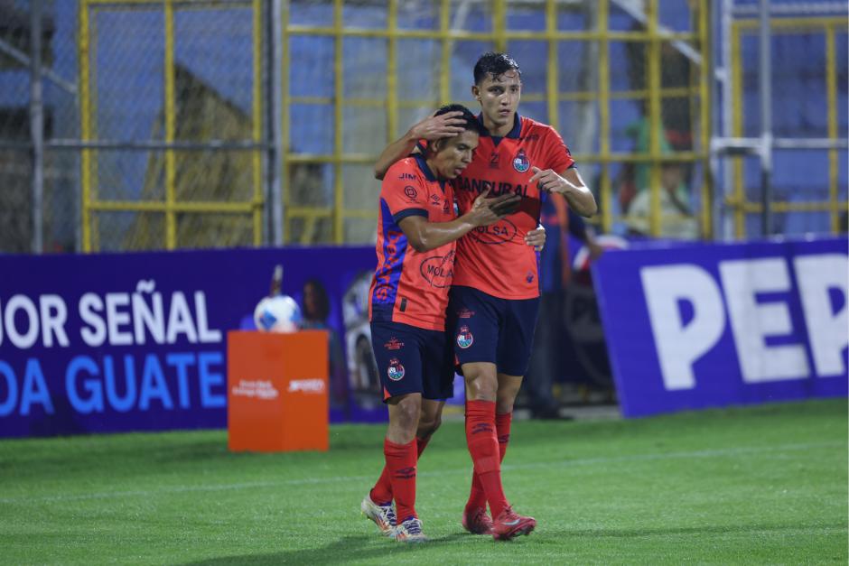 José Martínez festeja junto a John Méndez, después del tanto del empate. (Foto: Juan Manuel Mijangos/Colaborador)