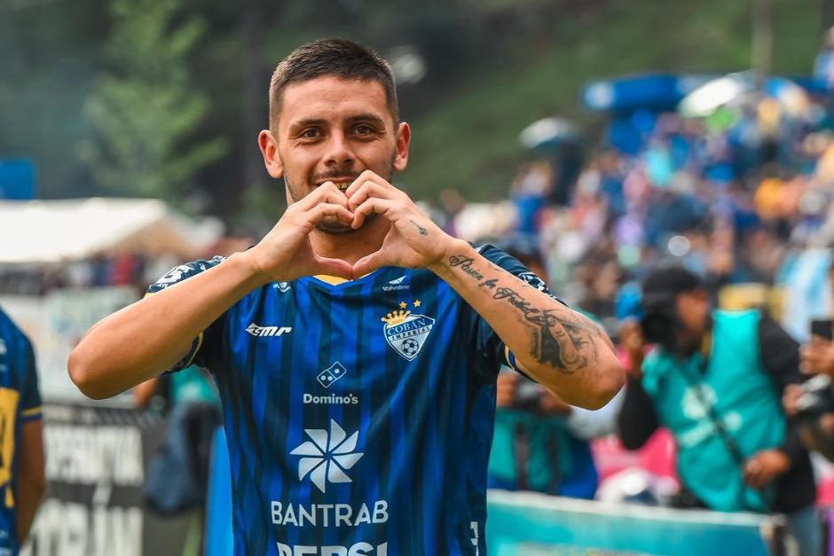 El uruguayo Uri Amaral se apuntó doblete en la victoria de Cobán sobre Comunicaciones. (Foto: Cobán Imperial)