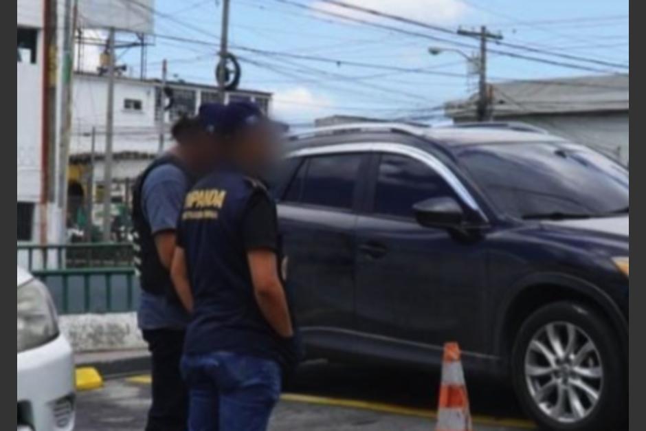 El auto estaba estacionado en una gasolinera de la zona 5. (Foto: PNC)