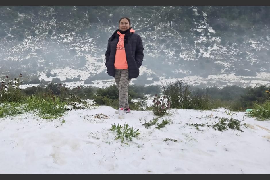 Adela Escobedo aprovechó el impresionante fenómeno para tomarse fotografías. (Foto: Maynor Mérida/Nuestro Diario)