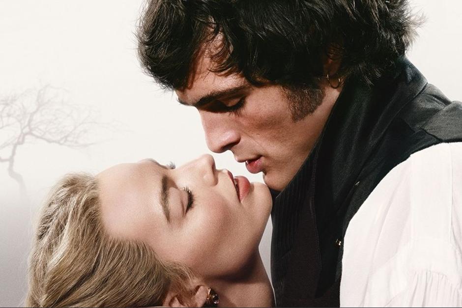 Margot Robbie y Jacob Elordi dan vida a un amor imposible en Cumbres borrascosas. (Foto: X)