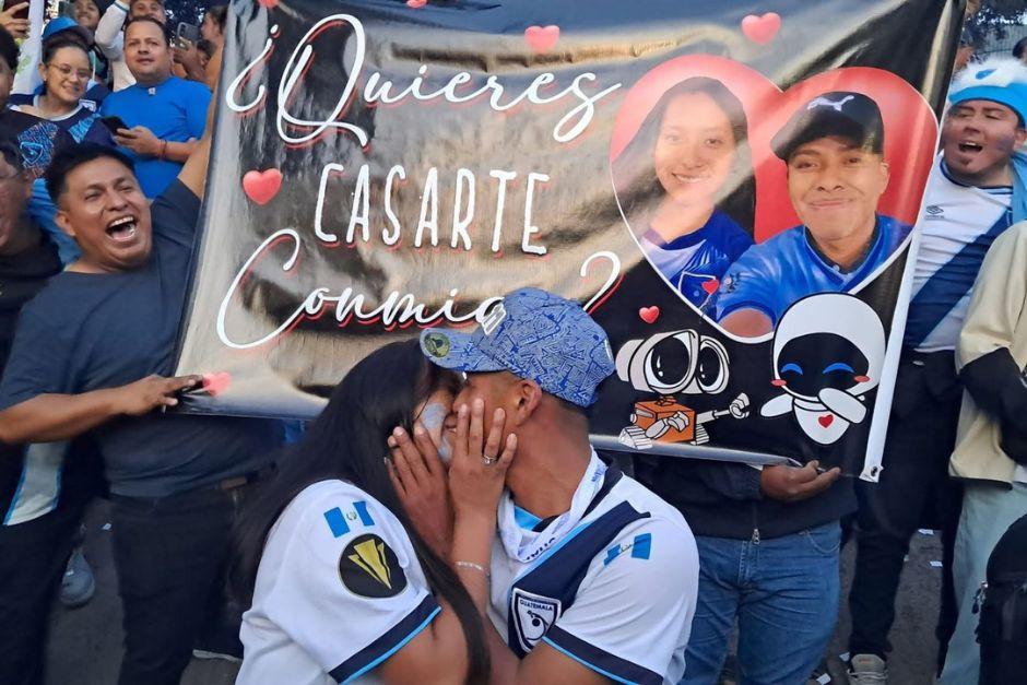 Incluso una propuesta de matrimonio se vivió afuera del Estadio Cementos Progreso. (Foto: José Pablo Armas / Soy502)