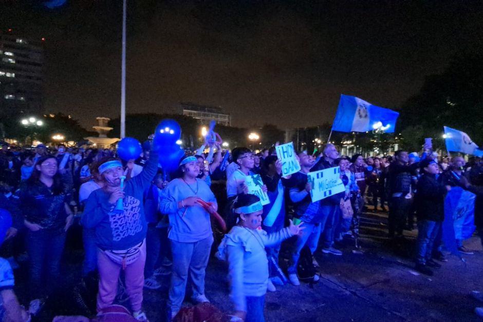 Los aficionados de todas las edades ya se encuentran en la Plaza de la Constitución para ver el partido de Guatemala. (Foto: José Pos/colaborador)