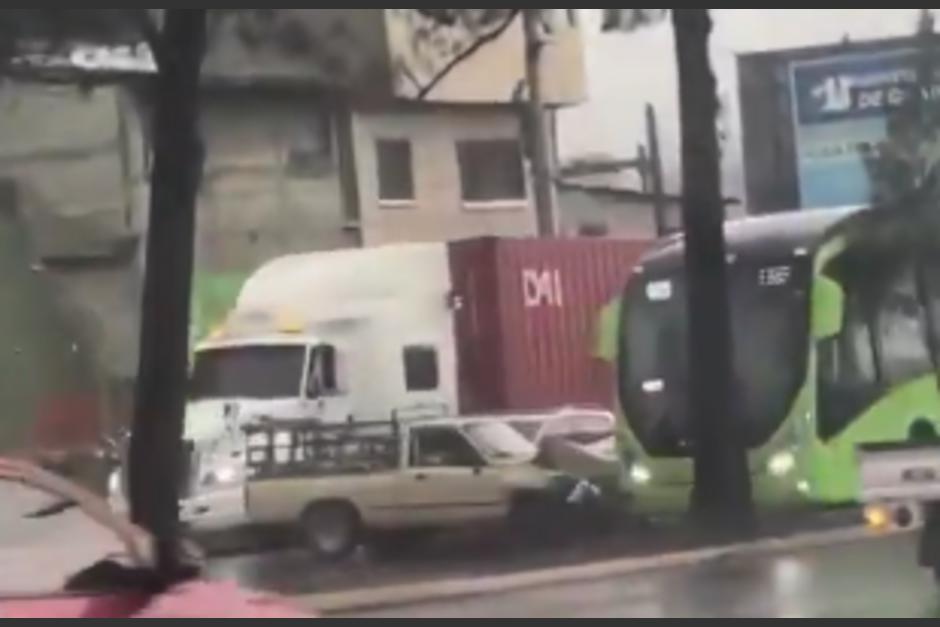 La imprudencia de este conductor quedó grabada. (Foto: captura de video)
