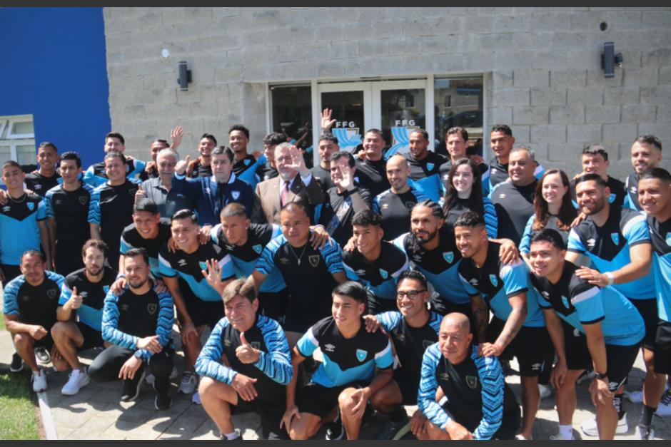 El presidente de Guatemala visitó a la Selección Nacional. (Foto: FFG)