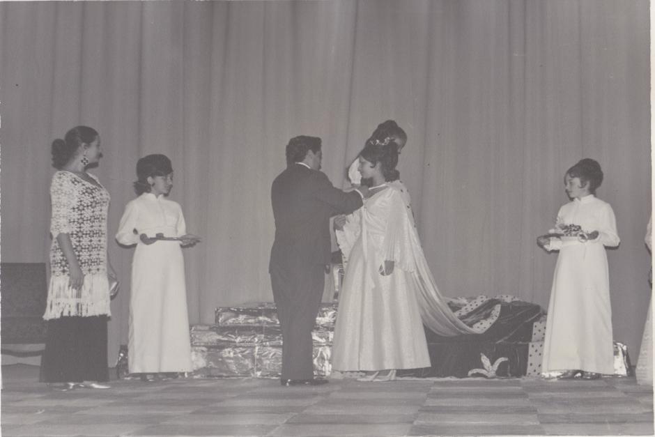 La musa de los Juegos Florales Hispanoamericanos es coronada y luego la encargada de premiar a los laureados. (Foto: Archivo)