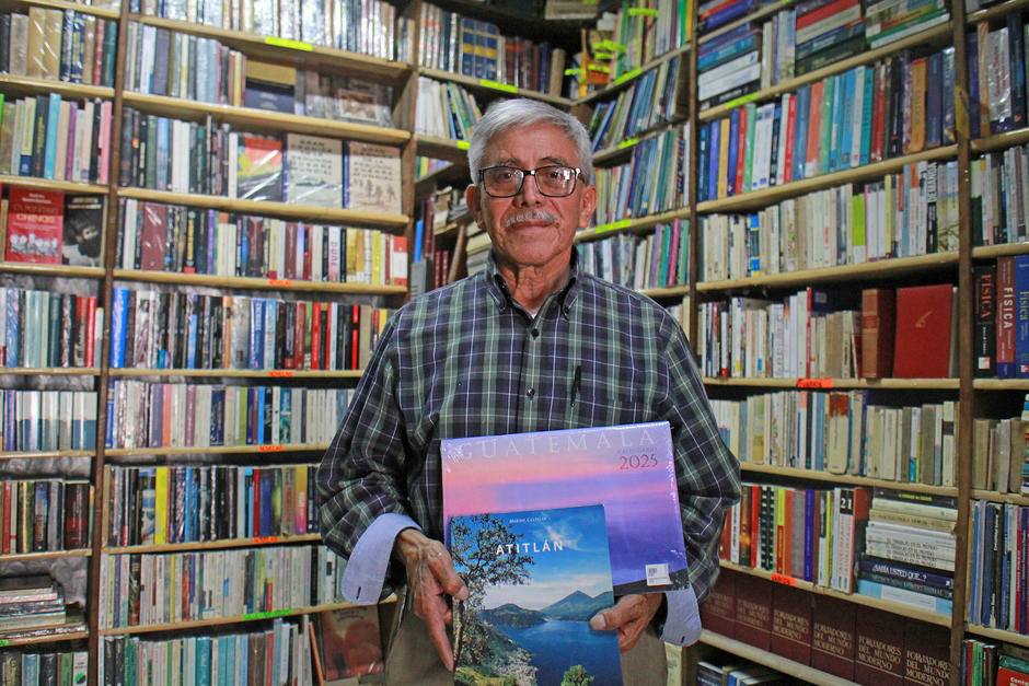 En su carrera como librero, Gustavo Ardiano ha mostrado especial fascinación por la diversidad bibliográfica que hay en Guatemala. (Foto: José Dávila)