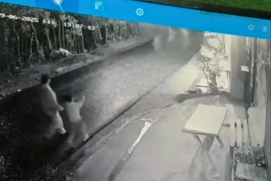 El hombre y el pequeño caminaban por la calle cuando fueron arrollados por un vehículo que se desplazaba a alta velocidad. (Captura Video)