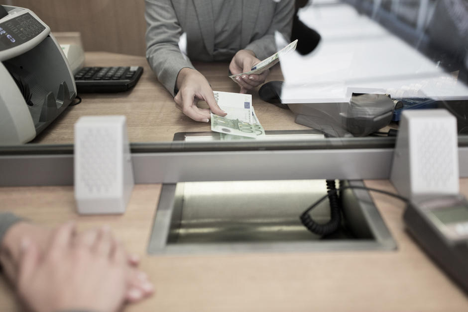 El hombre recibía una parte del dinero como recompensa. (Foto: Shutterstock)
