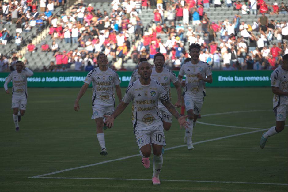 Celebra José Manuel Contreras, la figura crema en Los Ángeles. (FOTO: CFC)