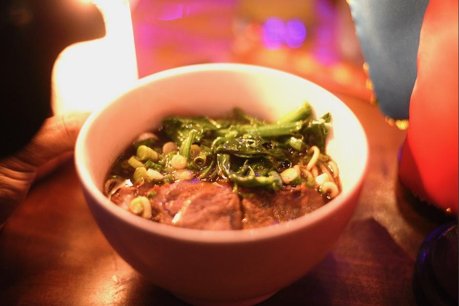 Uno de los platillos que presentaron:&nbsp;Fideos con carne de res estofada un plato tradicional de China-Taiwán (Foto: Wilder López/Soy502)