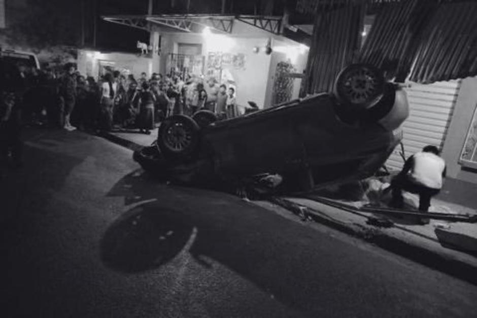 Así quedó el auto tras atropellar a las dos víctimas. (Foto: Bomberos Voluntarios)