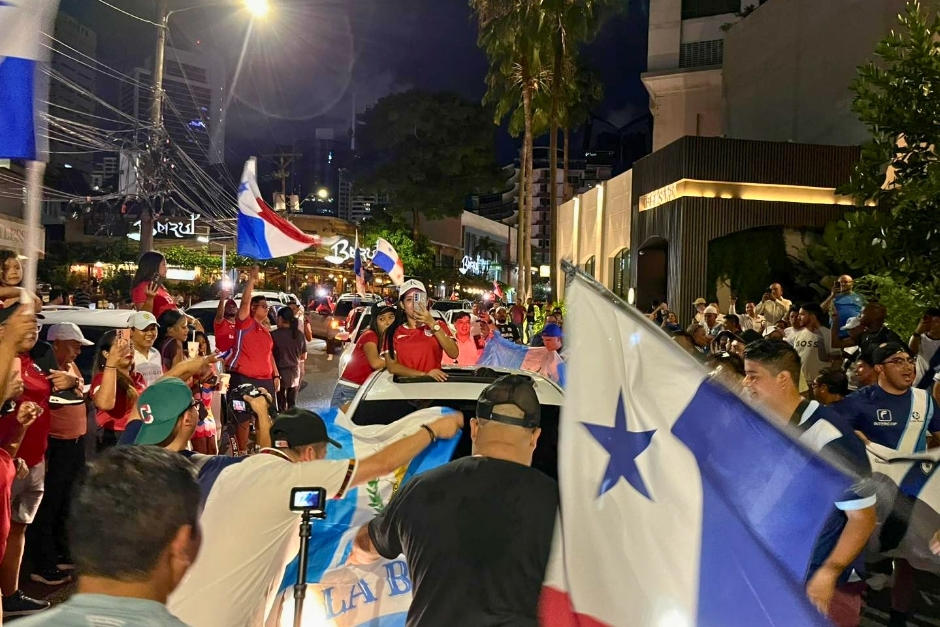 Aficionados panameños y guatemaltecos se encontraron en las afueras del hotel de concentración de Guatemala en Panamá. (Foto: Rudy Martínez)