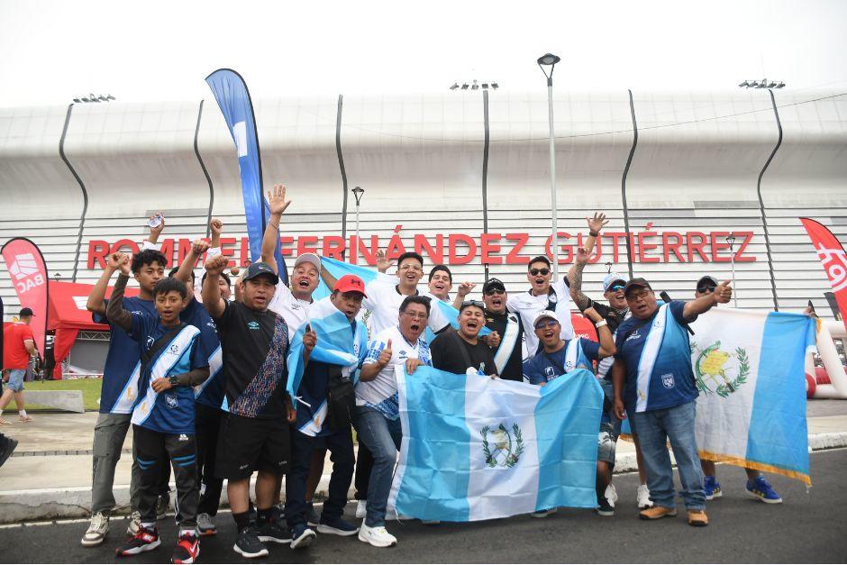 Cientos de guatemaltecos viajaron al estadio de Panamá. (Foto: Rudy Martínez / colaborador)