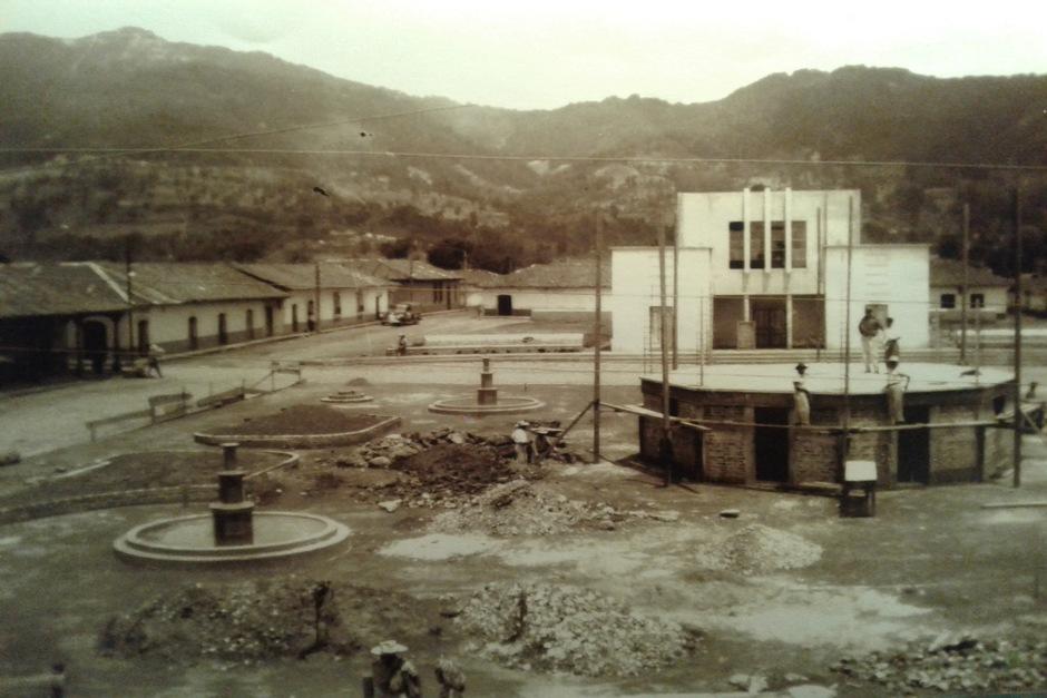 Construcción del parque central de San Juan Ostuncalco en 1940. (Foto: Roberto Paz/Colaborador)