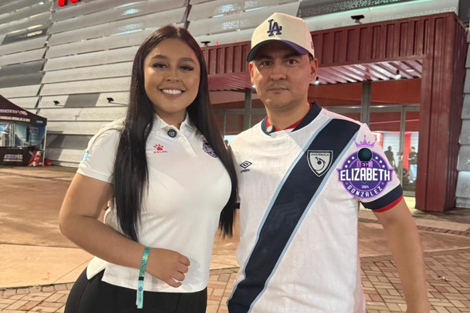 El periodista panameño cumplió con una apuesta con la guatemalteca Elizabeth González y se puso la playera de Guatemala. (Foto: Elizabeth González)
