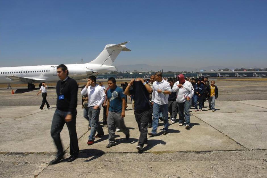 Mediante una nueva ley, diputados de la UNE buscan que los migrantes deportados reciban un aporte económico durante un año. (Foto: Archivo/Soy502)