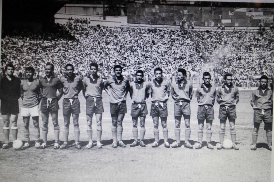 El equipo de 1962 que venció a Comunicaciones para ganar la primera luna de los superchivos. (Foto: Gustavo Rodas/Colaborador)