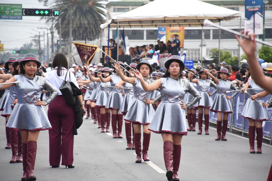 Las bandas escolares dieron lo mejor en el desfile inaugural. (Foto: Erick Colop/Colaborador)
