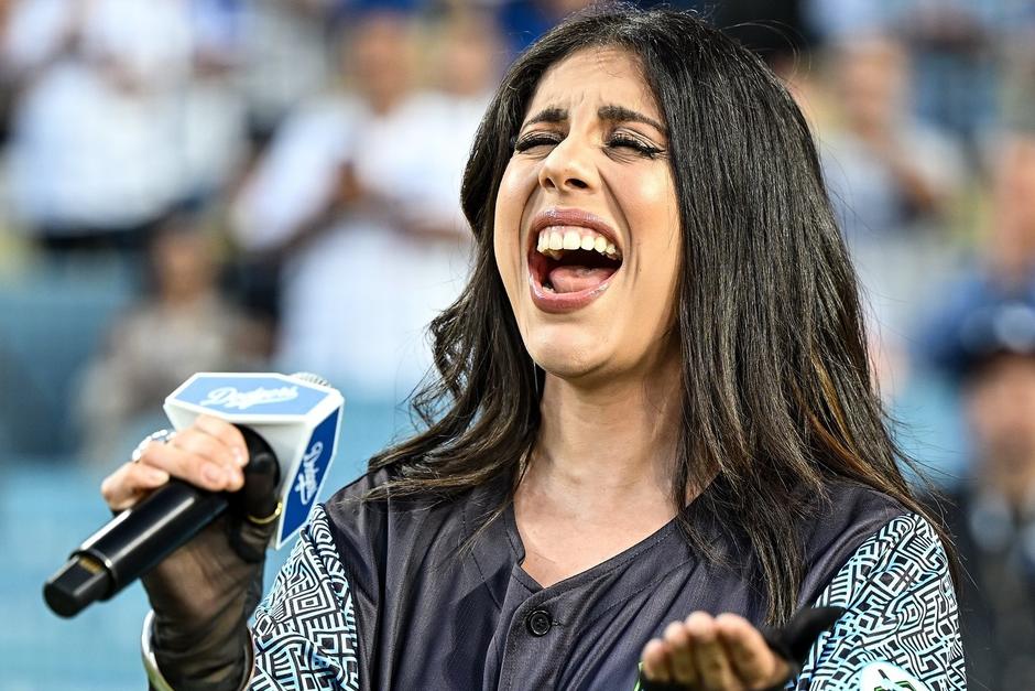 Fabiola Roudha se convierte en la primera latina en cantar dos veces el himno de EE. UU. en el Dodger Stadium. (Foto: Instagram)