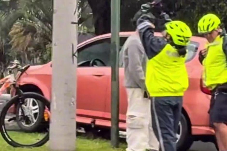Daños a un poste de energía eléctrica se dieron tras el accidente de tránsito. (Foto: captura de video de Amílcar Montejo)