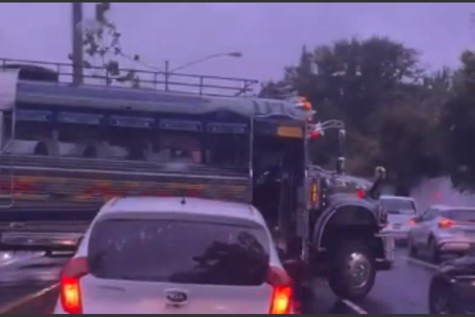 La maniobra prohibida fue grabada por otros conductores. (Foto: captura de video)