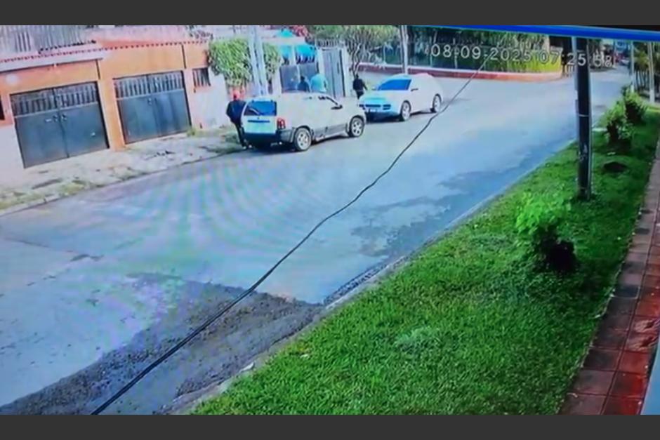 Las imágenes muestran cómo varios hombre ingresan a la vivienda. (Foto: captura de video)