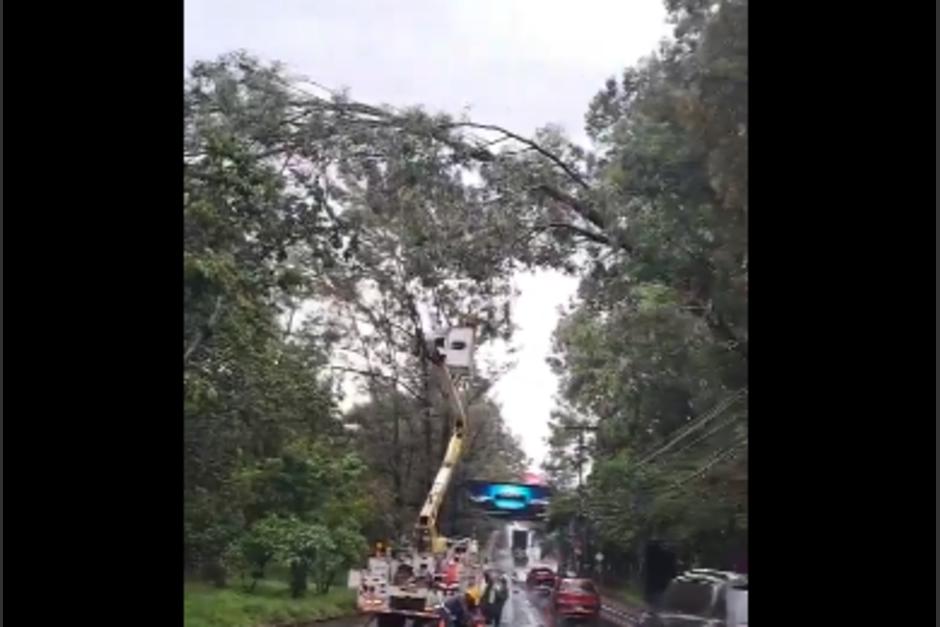 Personal de la Municipalidad de Mixco ya están en el lugar. (Foto: captura de video)