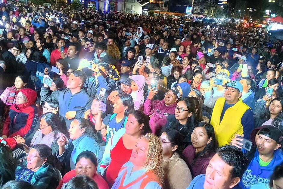 Cientos de vecinos llegaron a escuchar la música de Fidel Funes. (Foto: Cortesía Fidel Funes)