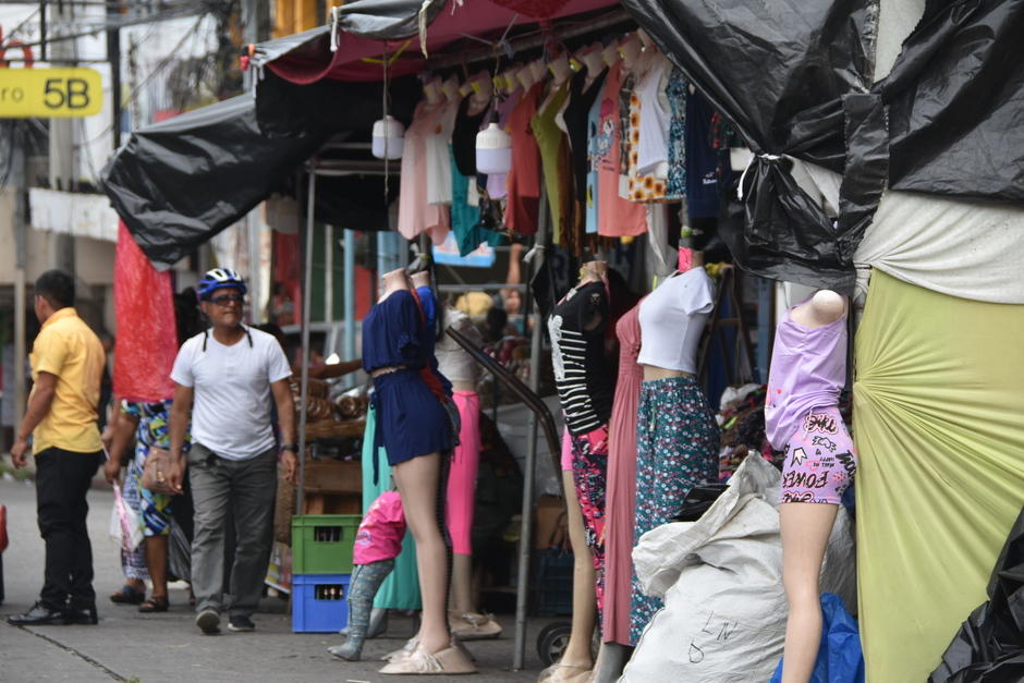 La venta de ropa nueva, originaria de China, y americana de segunda mano es una opción para emprender.&nbsp;(Foto: Manuel Peralta/Colaborador)