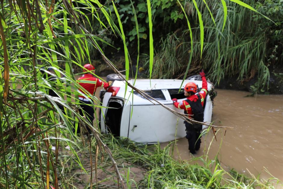 Tras el accidente los socorristas reportan a una persona desaparecida. (Foto: Bomberos Municipales)