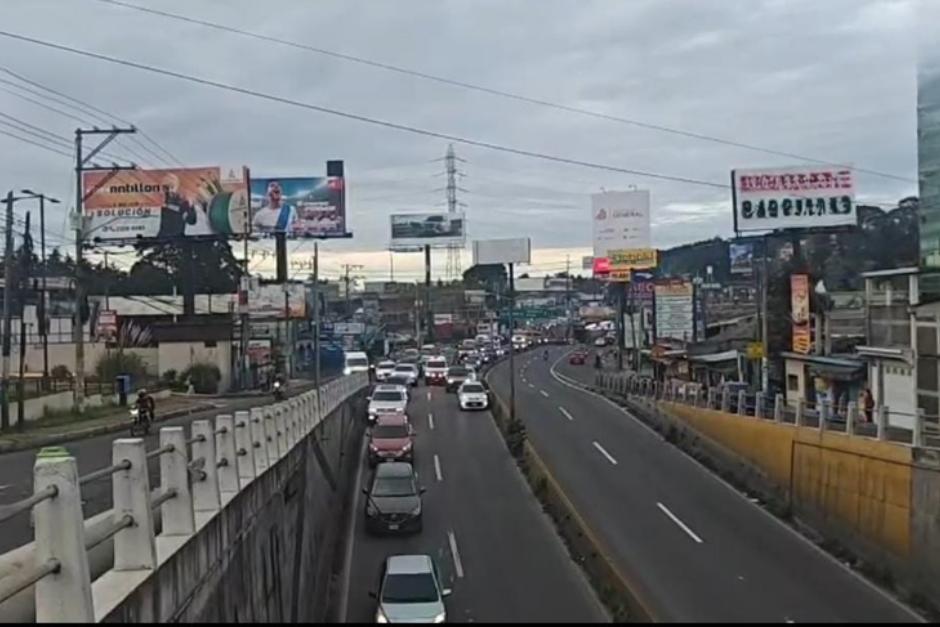 PMT Santa Catarina Pinula reportó alta carga vehicular desde carretera a El Salvador hacia ciudad Guatemala. (Foto: PMT Santa Catarina Pinula)