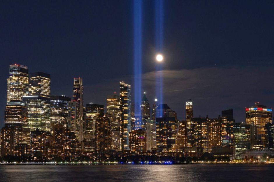 Se encendieron dos columnas verticales que simbolizan a las Torres Gemelas en Nueva York. (Foto: redes sociales)