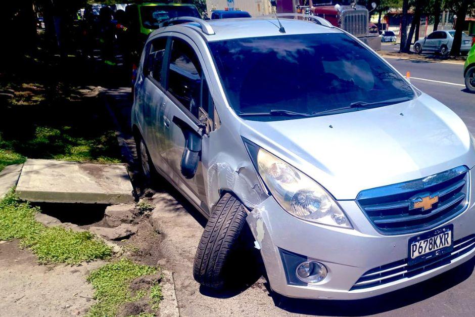 El conductor al ser herido de bala ya no pudo controlar el vehículo y se chocó con un arriate. (Foto: Amílcar Montejo)