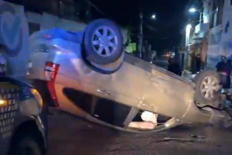 Uno de los carros accidentados quedó volcado en el lugar. (Foto: PMT Villa Canales)