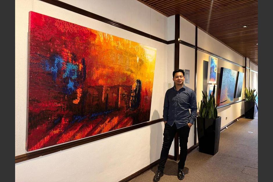 Nehemías Escalante durante la exposición de su obra en el Centro Gerencial Las Margaritas, Guatemala.&nbsp;(Foto: Cortesía/Nehemías Escalante)