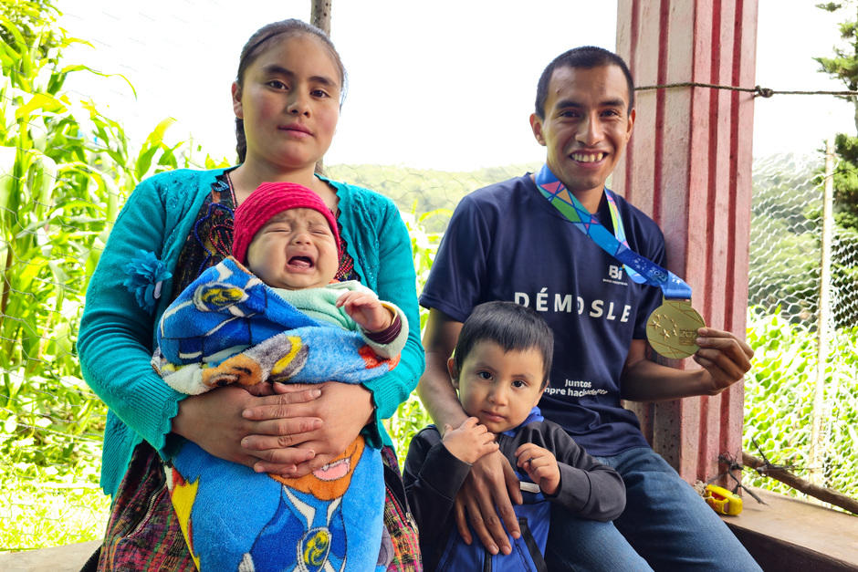 Comparte sus logros deportivos con su esposa y sus dos hijos.
