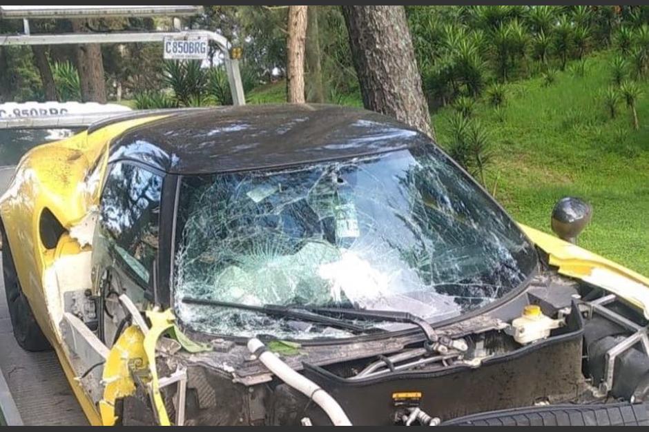 Un automóvil Alfa Romeo fue abandonado en zona 15. (Foto: Amilcar Montejo)