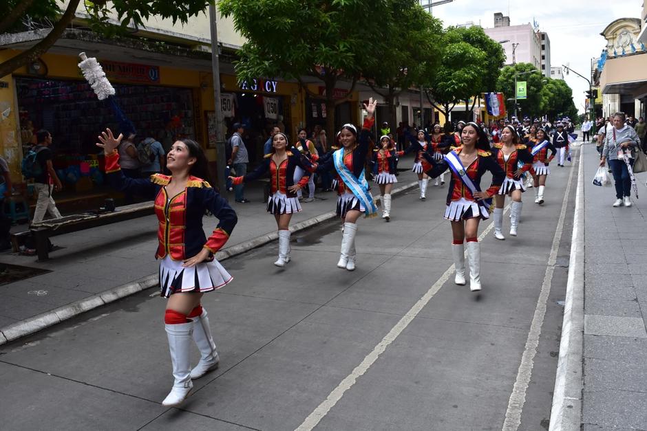 Varios centros educativos desfilan por la Sexta Avenida. (Foto: Estuardo Paredes/Nuestro Diario)