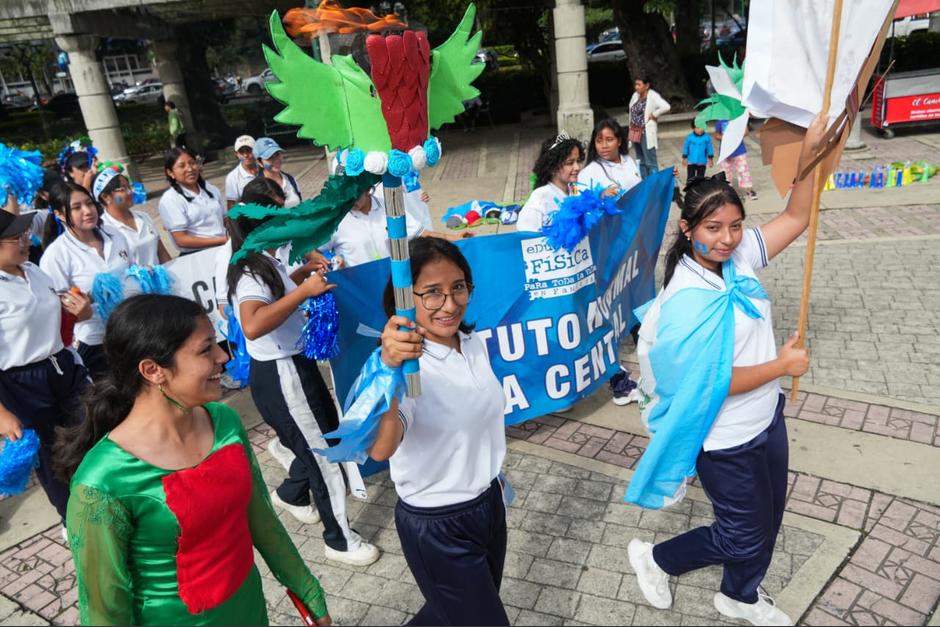 Estudiantes de distintos centros educativos ya están en la Plaza. (Foto: Wilder López/Soy502)