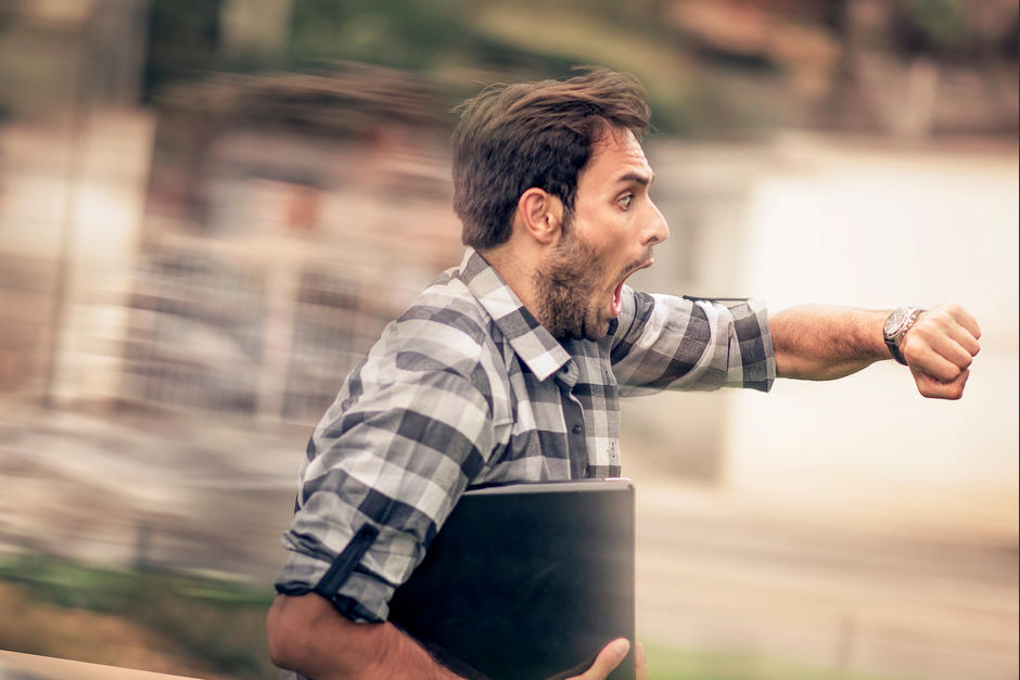 Llegar tarde a una reunión es un mal hábito de muchas personas, a la que le dicen hora chapina. (Foto:&nbsp;Shutterstock)
